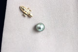 黒蝶真珠のピンブローチの着用写真　苔×K18YG